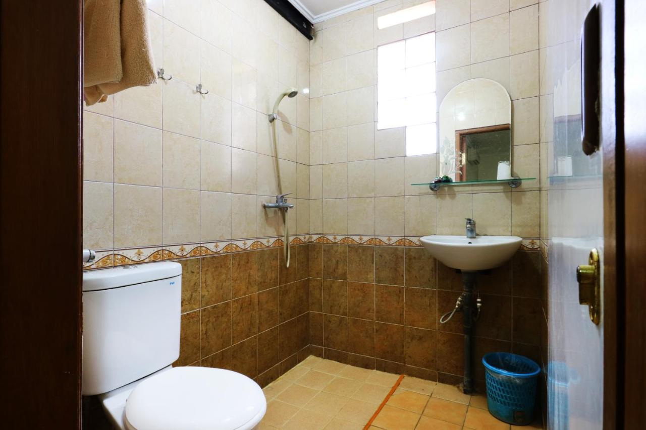 מאלאנג Reddoorz Plus Near Brawijaya Museum מראה חיצוני תמונה