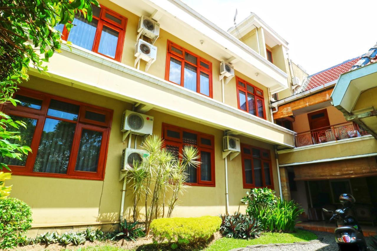 מאלאנג Reddoorz Plus Near Brawijaya Museum מראה חיצוני תמונה