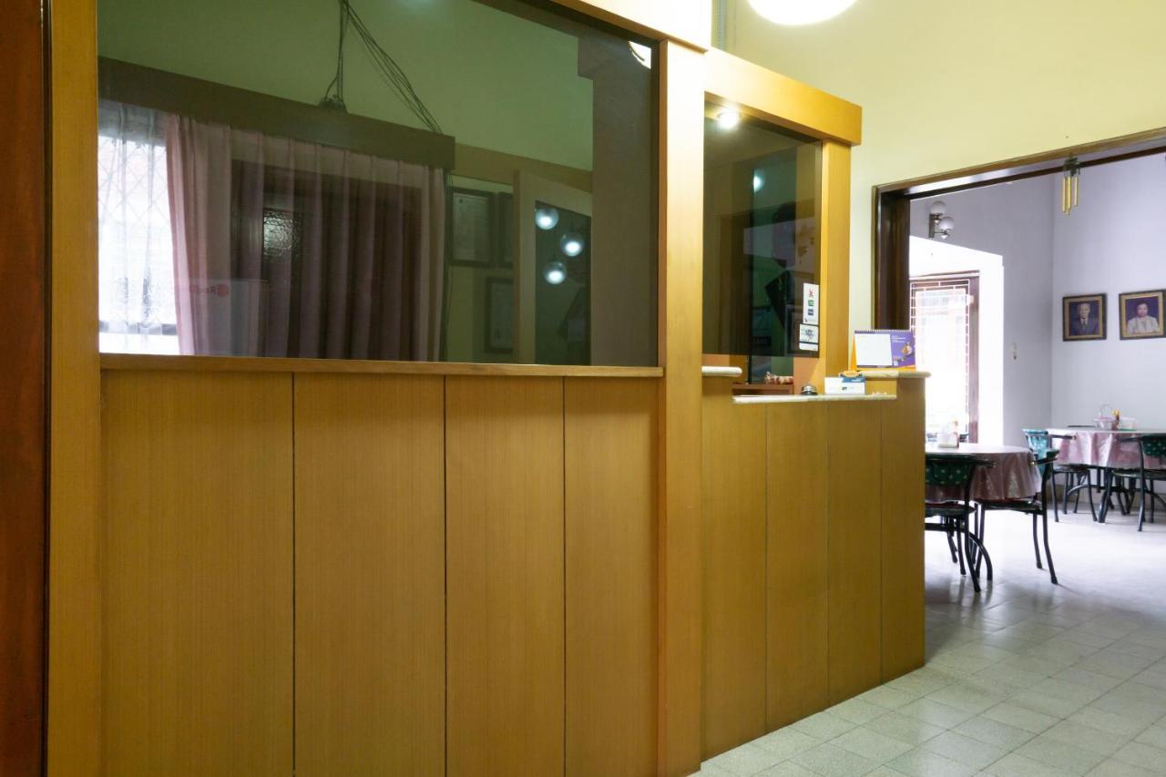 מאלאנג Reddoorz Plus Near Brawijaya Museum מראה חיצוני תמונה